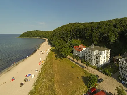Die Villa Agnes - ein Kleinod der Bäderarchitektur direkt am Strand. Von Mai bis September steht dort ein Strandkorb kostenfrei für Sie bereit.