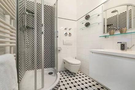 Hier im Bild das Bad, das 2018 für Sie saniert wurde, mit Dusche, Waschtisch und WC. 