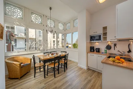 In der Loggia mit seitlichem Seeblick ist der Eßbereich untergebracht.