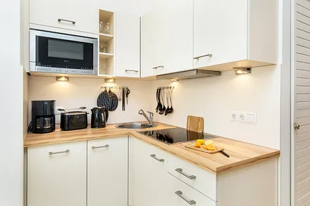 Die schicke Küchenzeile wurde 2015 neu eingebaut. Sie hat u.a. Geschirrspüler und Mikrowelle mit Grillfunktion.