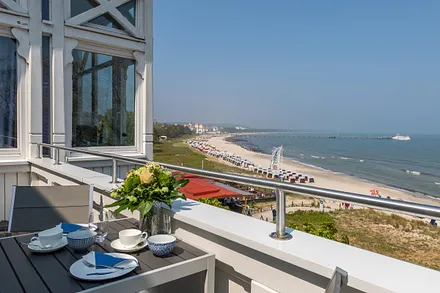 Die Villa Agnes liegt direkt am feinen und weißen  Binzer Badestrand. Vom großen möblierten Balkon ...