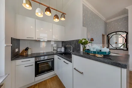 Die schicke Küchenzeile ist komplett ausgestattet mit Backofen ...