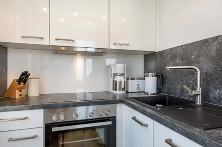 ... Geschirrspüler, Kühlschrank mit Gefrierfach, Handmixer, Geschirr usw.