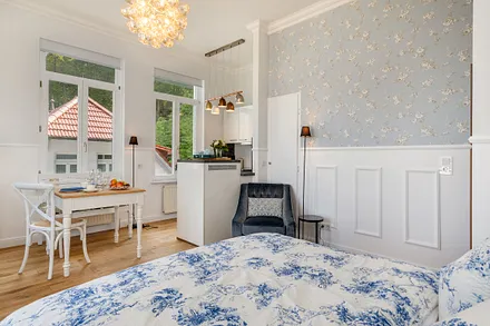 Alle Fenster und die Balkontür sind mit Verdunkelungsrollos (innen) ausgerüstet.