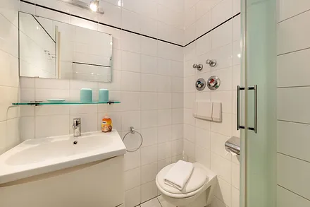 Hier der Blick in das weiße Bad ...