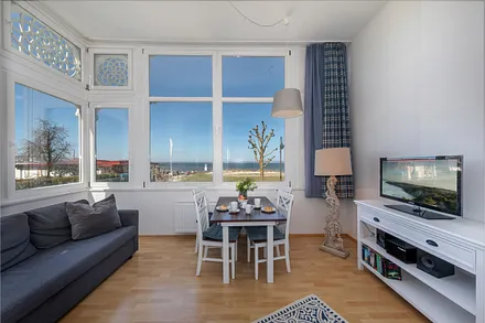 Hier die Loggia mit Wohn- und Eßbereich und schönem Ausblick.