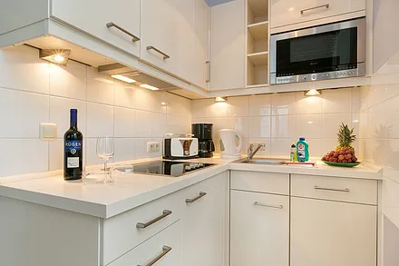 Hier im Bild die Küchenzeile mit Geschirrspüler, 4-Platten-Cerankochfeld etc. 