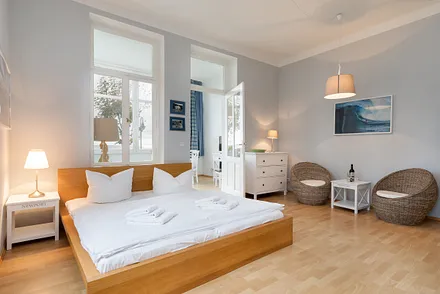 Ein Parkplatz am Haus ist kostenfrei verfügbar.