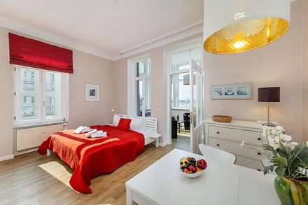 Blick durch das Schlaf- und Eßzimmer.