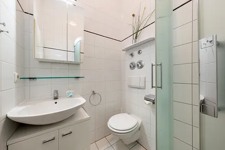 Das Bad bietet Dusche und WC.