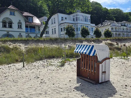 Ein Strandkorb am Strand steht Ihnen in der Badesaison von Mai - September kostenfrei zur Verfügung.