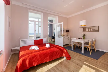 Hier der Blick zum Schlafbereich - auch aus diesem Raum sehen Sie das Meer.