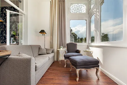 Die große Loggia mit bequemer Wohn- und Leseecke bietet Ihnen einen wunderbaren Meerblick.