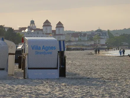 Von Mai bis September steht für Sie ein Strandkorb am Strand kostenfrei bereit.