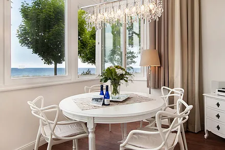 Hier der Blick Richtung Meer und Eßplatz in der Loggia. Im Appartement steht WLAN kostenfrei zur Verfügung.