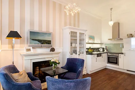 Die hochwertige Küchenzeile bietet alle Annehmlichkeiten, auf die Sie auch zu Hause nicht verzichten würden.