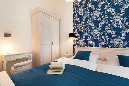 Das schöne Schlafzimmer bietet Ihnen Kleiderschrank ...