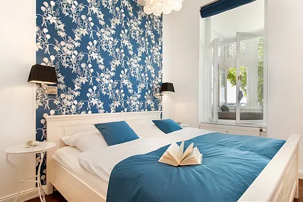 ... Doppelbett und den Blick zum Meer.