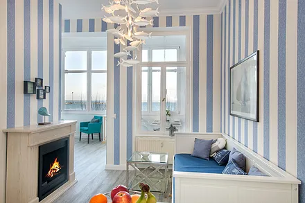 Hier der Blick in die Wohnküche mit Meerblick und schönem Dekokamin.