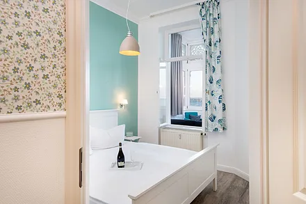 Blick vom Flur ins Schlafzimmer.