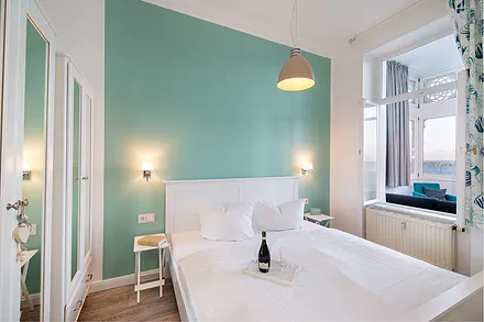 Das schöne Schlafzimmer mit Doppelbett.