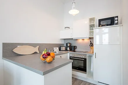 Die Küche ist mit allem Komfort ausgestattet (Geschirrspüler, Mikrowelle, Backofen, 4-Platten-Herd etc.). 