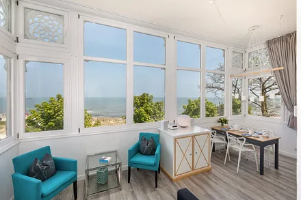 In der Loggia mit traumhaftem Meerblick ist der Wohnbereich eingerichtet.