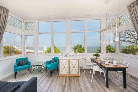 Der Fernseher ist im Schrank "versteckt" ... WLAN ist in der Ferienwohnung kostenfrei verfügbar.