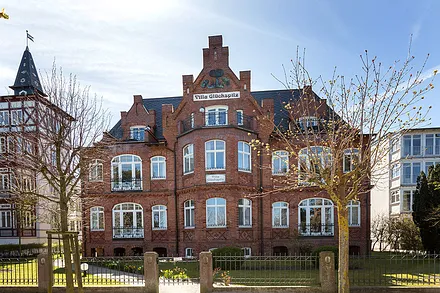 Die Villa Glückspilz am Strand von Binz.