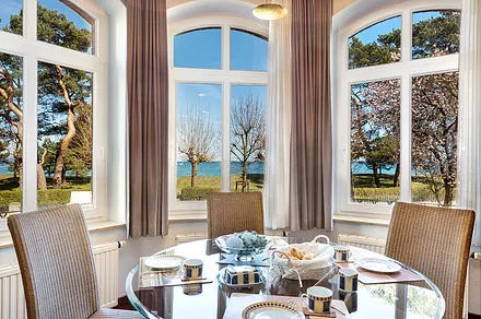 Alle Fenster schauen aufs Meer mit Schiffen, Möwen und mehr ... 