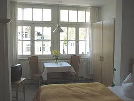 Unser kleinstes Appartement D305 Typ D305  verfügt über die Fensterfront des ehemaligen Wintergartens. Eine Miniküche macht Sie unabhängig.