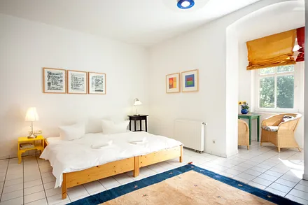 Zur hellen, sommerfrischen Ferienwohnung "Arti" gehören kostenfrei ein Strandkorb am Strand vor der Villa  (Mai-Sept) und ein Parkplatz am Haus.