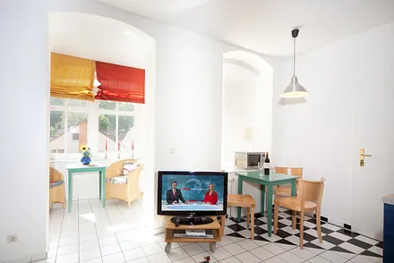 Hier der Blick in den Küchenbereich und die nach Süden ausgerichtete Loggia.