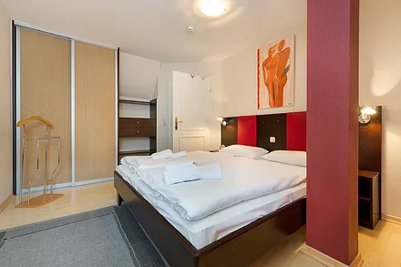 Der Blick ins Schlafzimmer mit großem Kleiderschrank ... 