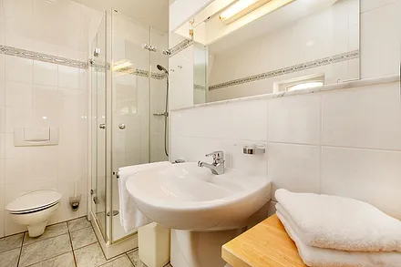 Hier im Bild das Bad mit Echtglasdusche, WC und Waschtisch.