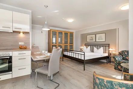 Herzlich willkommen in der Fewo "Sandkörnchen". Ein Strandkorb ist von Mai bis September kostenfrei am Strand vor der Villa für Sie reserviert.