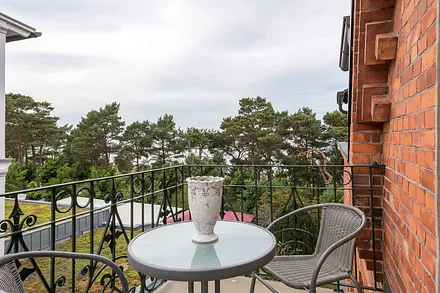 Der möblierte Westbalkon mit Blick Richtung Ostsee und Seebrücke.