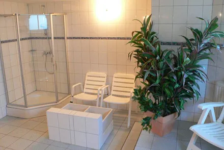 Im Souterrain der Villa Glückspilz können Hausgäste gegen Entgelt einen Wellnessbereich mit Sauna nutzen.
