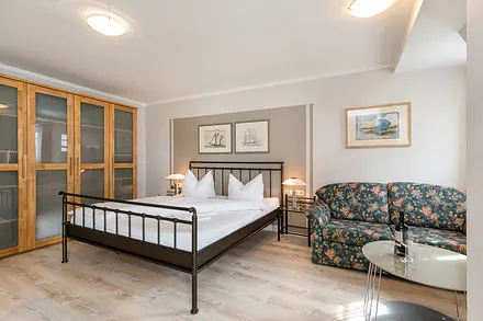 Auf der Couch kann bei Bedarf für 1 Person aufgebettet werden.