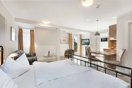 WLAN ist kostenfrei verfügbar. Ein großer LCD-Flachbild-TV, DVD-Player und CD-Radio sind vorhanden. 