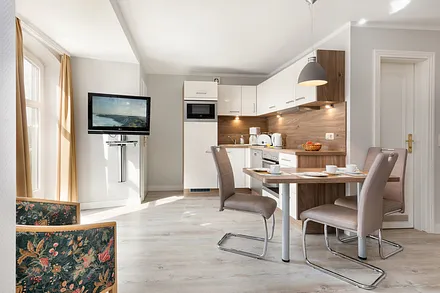 Die Küchenzeile ist komplett ausgestattet mit Geschirrspüler, Cerankochfeld, Backofen ...