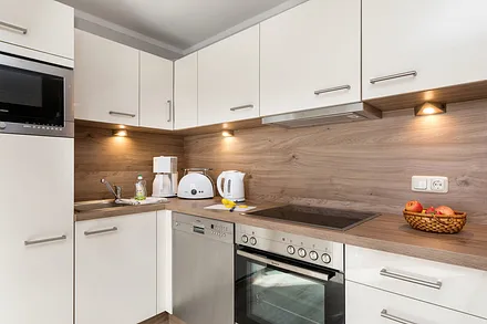 ... Kühlschrank mit Gefrierfach, Mikrowelle, Geschirr etc.