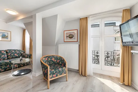 Der Austritt zum möblierten Balkon mit seitlichem Meerblick.