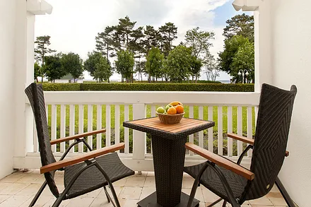 Vom schönen Balkon schauen Sie Richtung Ostsee.