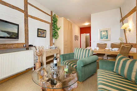 Flat-TV, HiFi-Anlage und kostenfreies WLAn sind natürlich vorhanden. Das TV-Gerät ist internetfähig.