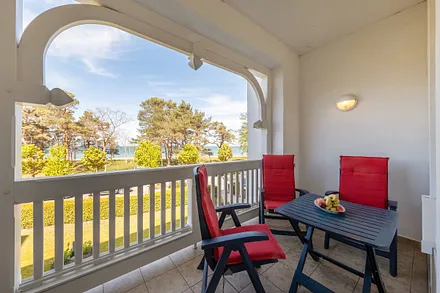 Vom bequem möblierten Balkon haben Sie durch die Dünenbäume ...