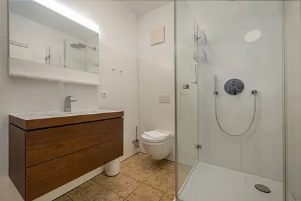 Das schöne Bad mit Echtglasdusche und WC.