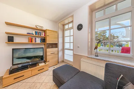 ... schaut ebenfalls aufs Wasser.