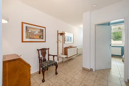 Hier der Blick vom Flur mit Garderobe in das Schlafzimmer.