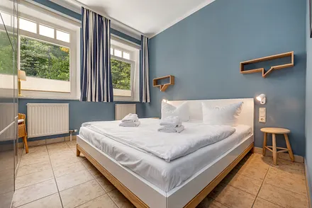 Das Schlafzimmer mit Doppelbett ...